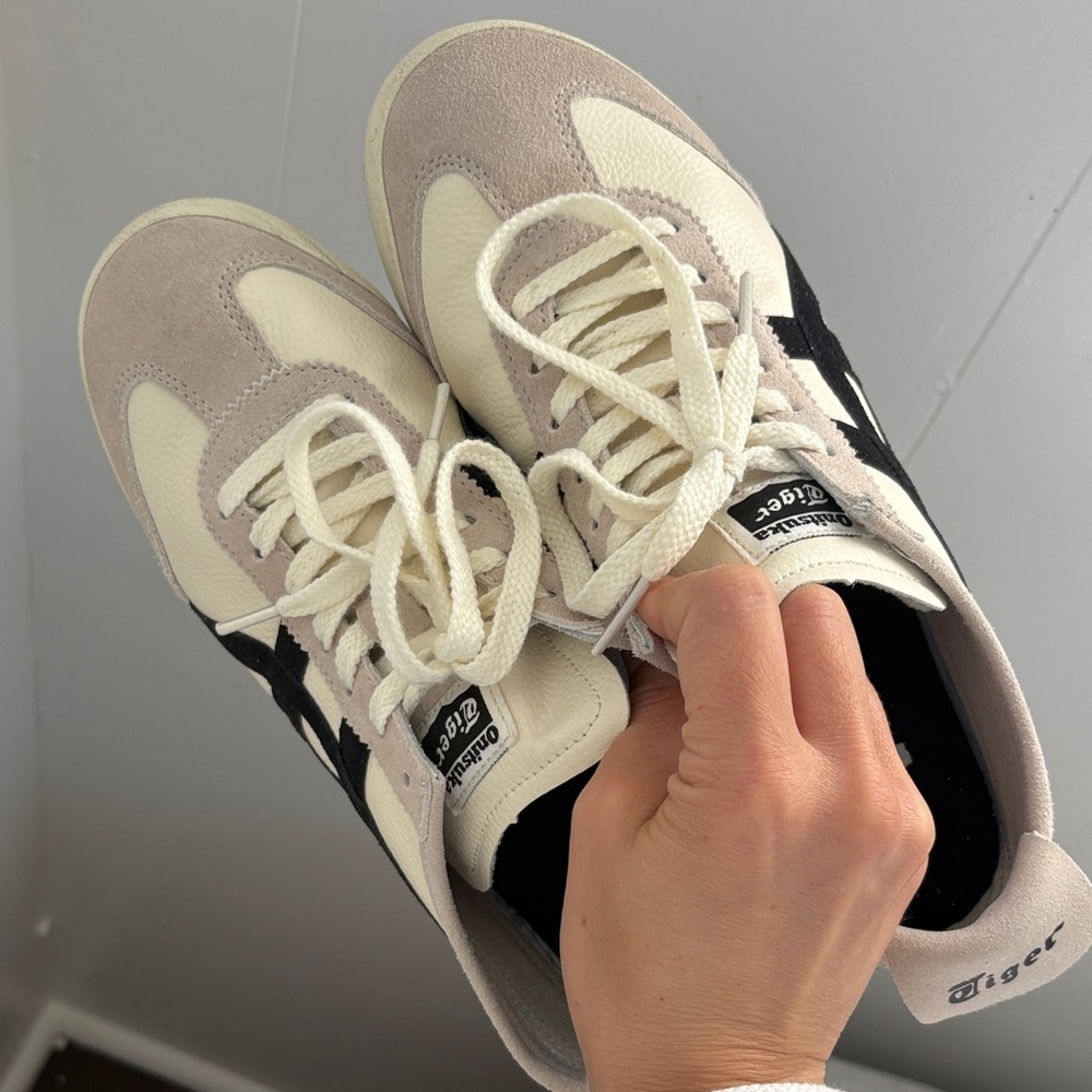 Onitsuka Tiger Cream & Black Low-Top Sneakers - Picture 5 of 9